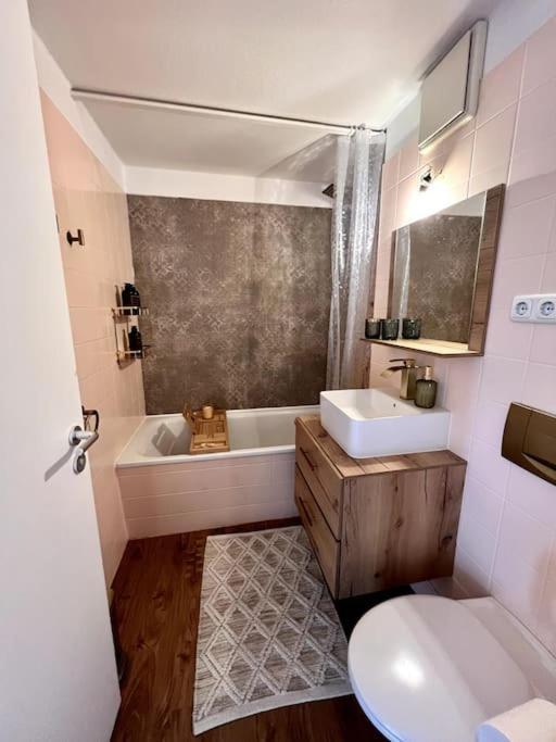 Bali Home Stylische Wohnung Mit Terrasse Schönefeld Exteriör bild